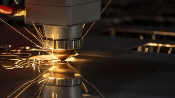 การตัดด้วยเลเซอร์แผ่นโลหะ: คู่มือพื้นฐานที่ครอบคลุม